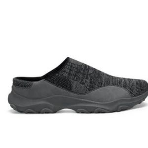 Earth Origins Women’s Black Slip-on Sneakers